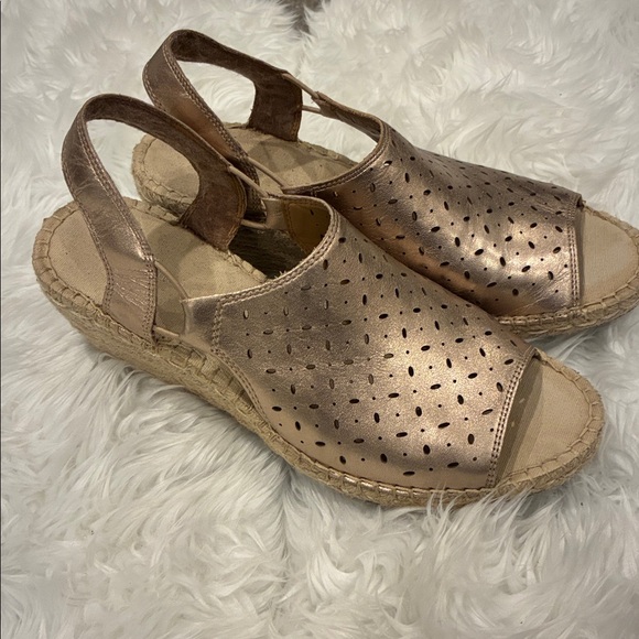 Clark’s Petrina Gail Metallic Gold Perforated Cut-Out Espadrille Wedge - Picture 5 of 6